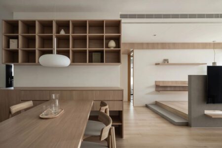 Hogyan lehet elrejteni a konyhabútort egy amerikai konyhás nappaliban?