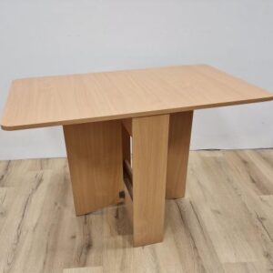 A Tri összecsukható étkezőasztal számos praktikus előnyt kínál egy garzonlakásban.