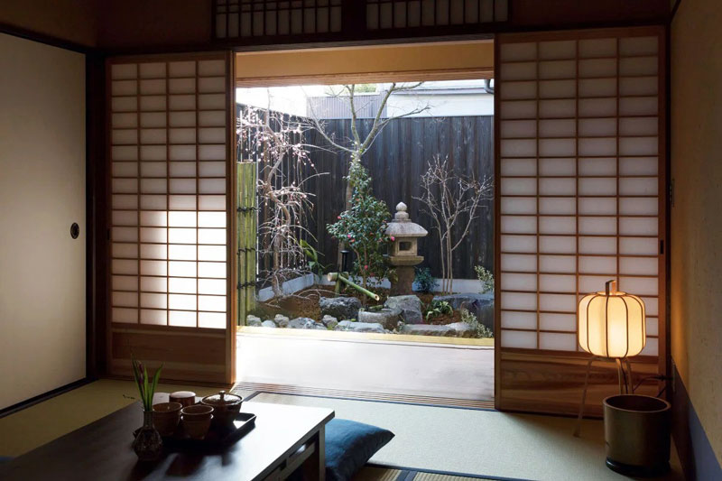 Olyan, általában a japán házakon belüli, vagy épületek melletti kertek, amelyeket további falak, épület vagy kerítés vesz körül.