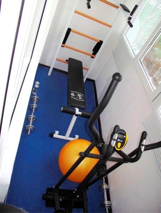 edzőgép vagy csak egy hely a nyújtáshoz és a súlyzós gyakorlatok elvégzéséhez élvezetesebbé teszi a reggeli edzéseket