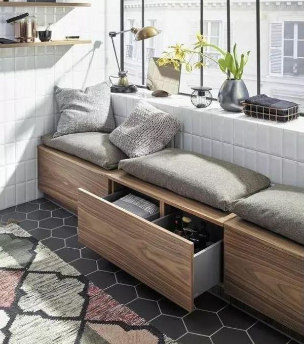 Egy beépített pad, rejtett tárolóval nemcsak praktikus, hanem stílusos is.