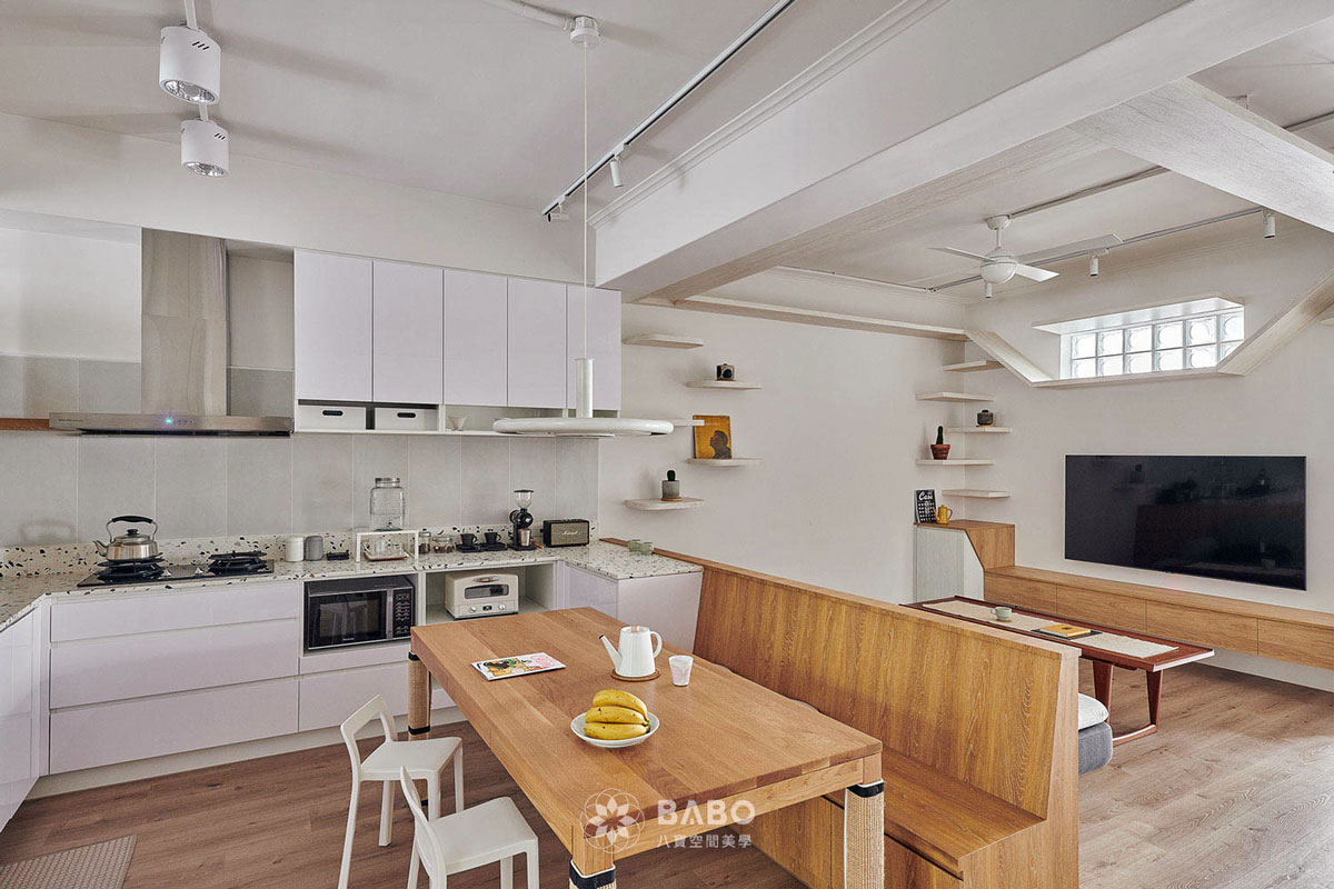 Egységes szín, ugyanaz a tapéta, egyforma panelek, design elemek mindenhol.