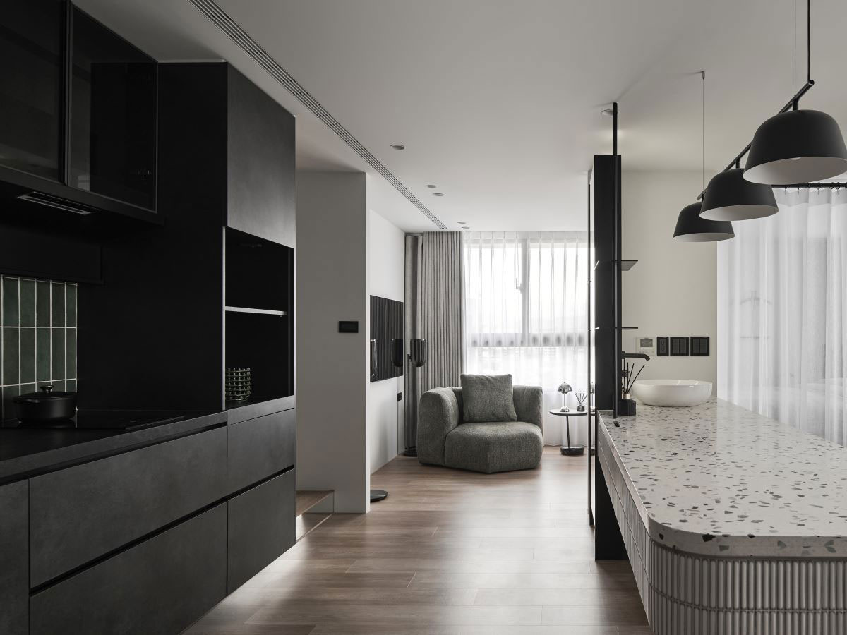 A nappaliban megjelenő színfoltokkal, élénk részletek akkor működnek jól, ha a konyha jól tervezett és visszafogott.