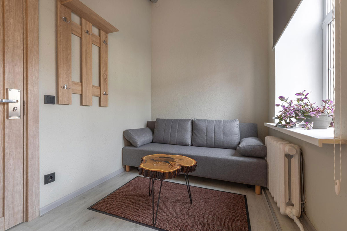 A költséghatékony dekoráció nem egyenlő az olcsó hatással. A kis díszítőelemek jelentősen megváltoztathatják a szoba hangulatát.